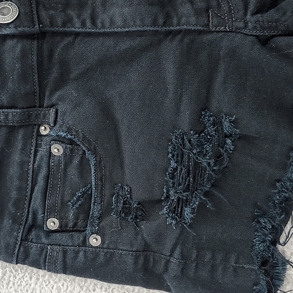 American Eagle Hi-Rise Ripped Black Denim Shorts Festival Stretch Raw Hem Size 6 - Picture 2 of 14